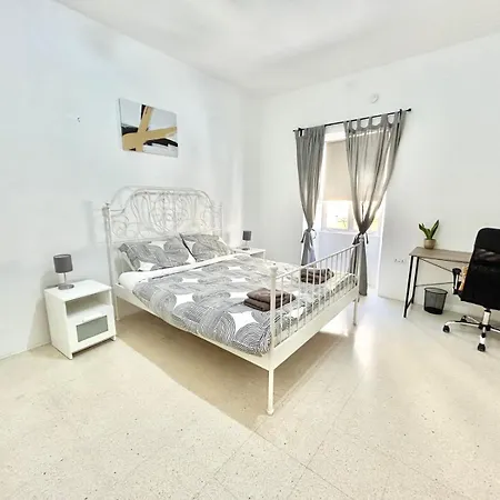 St Julians - Balluta Bay Large 3 Bedroom Apartamento Sliema