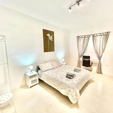 St Julians - Balluta Bay Large 3 Bedroom *