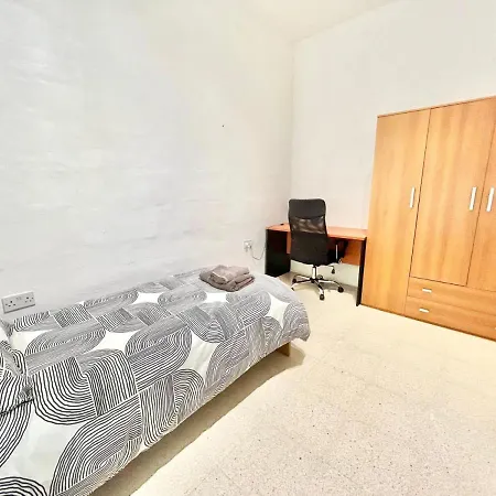 St Julians - Balluta Bay Large 3 Bedroom Apartamento *