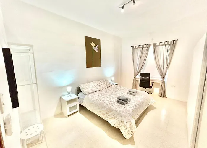 St Julians - Balluta Bay Large 3 Bedroom *