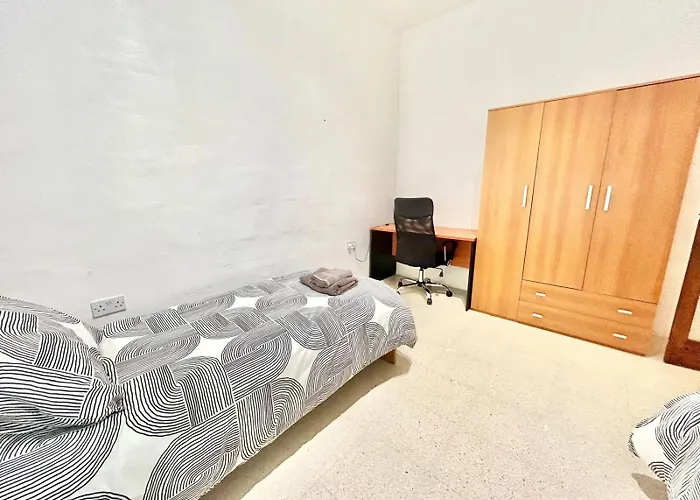 St Julians - Balluta Bay Large 3 Bedroom Apartamento *