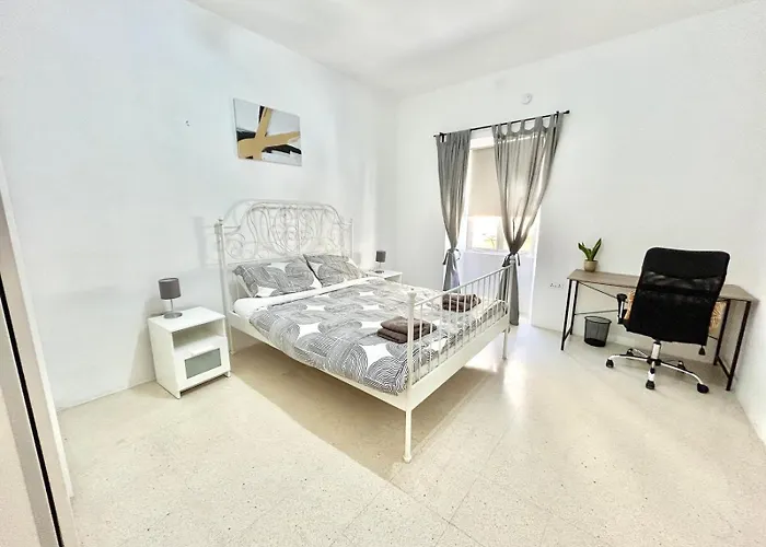 St Julians - Balluta Bay Large 3 Bedroom Apartamento Sliema