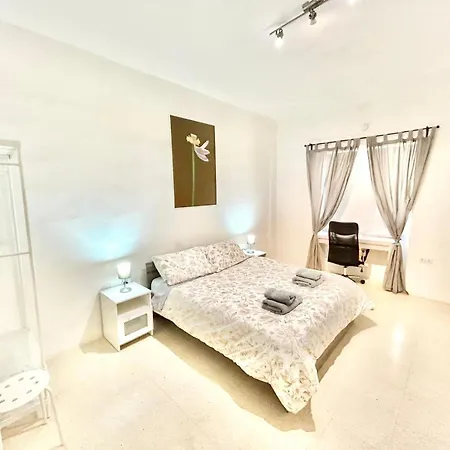 St Julians - Balluta Bay Large 3 Bedroom *